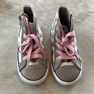 COPY - Toddler girl converse shoes. Size 8. Like new condition